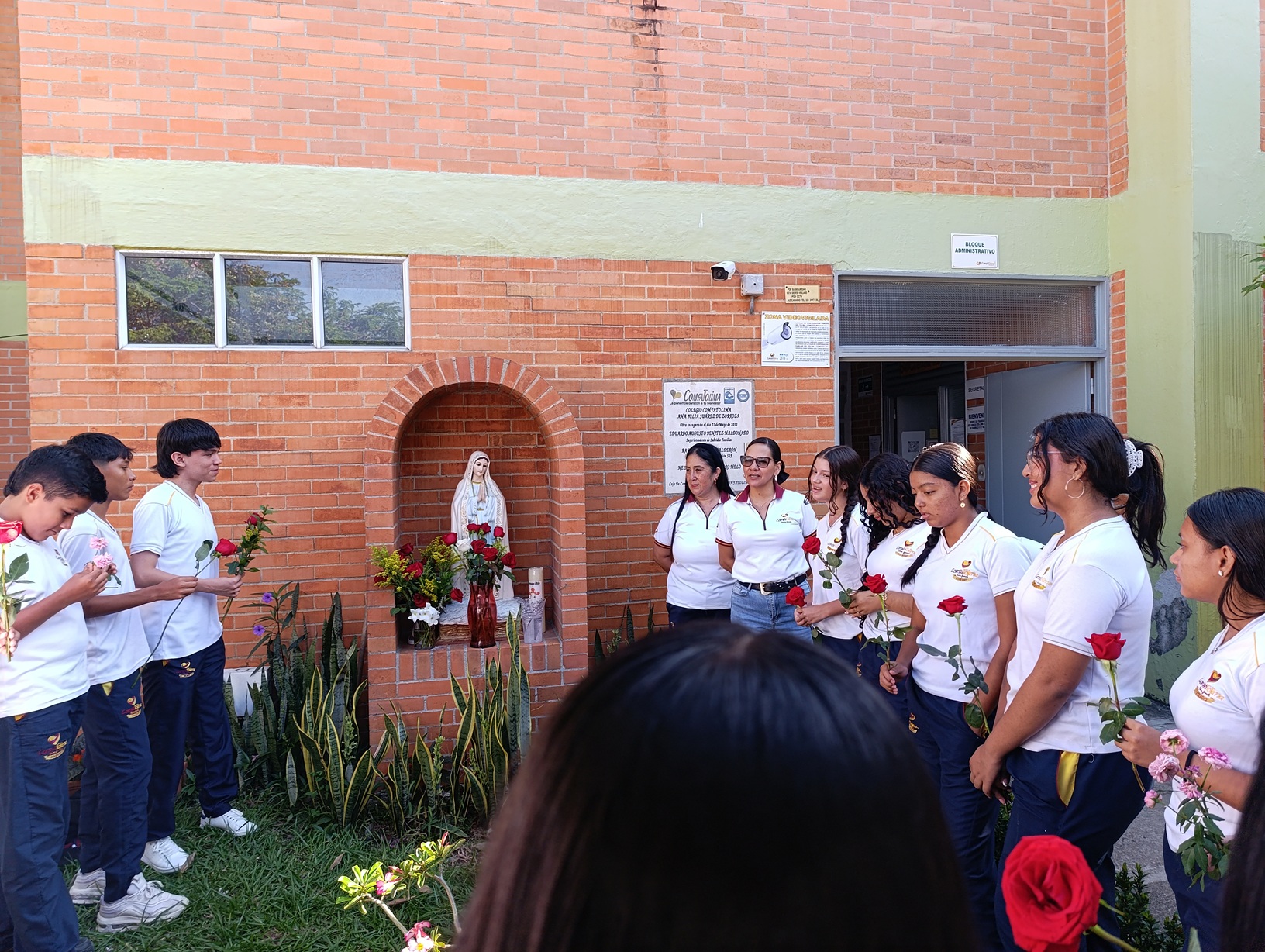 El talento estudiantil brilla: Humanidades lidera la restauración de la Virgen en Comfatolima